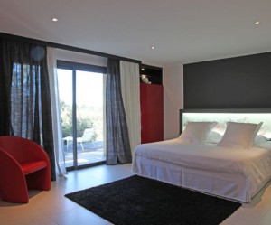 decoration chambre rouge et beige