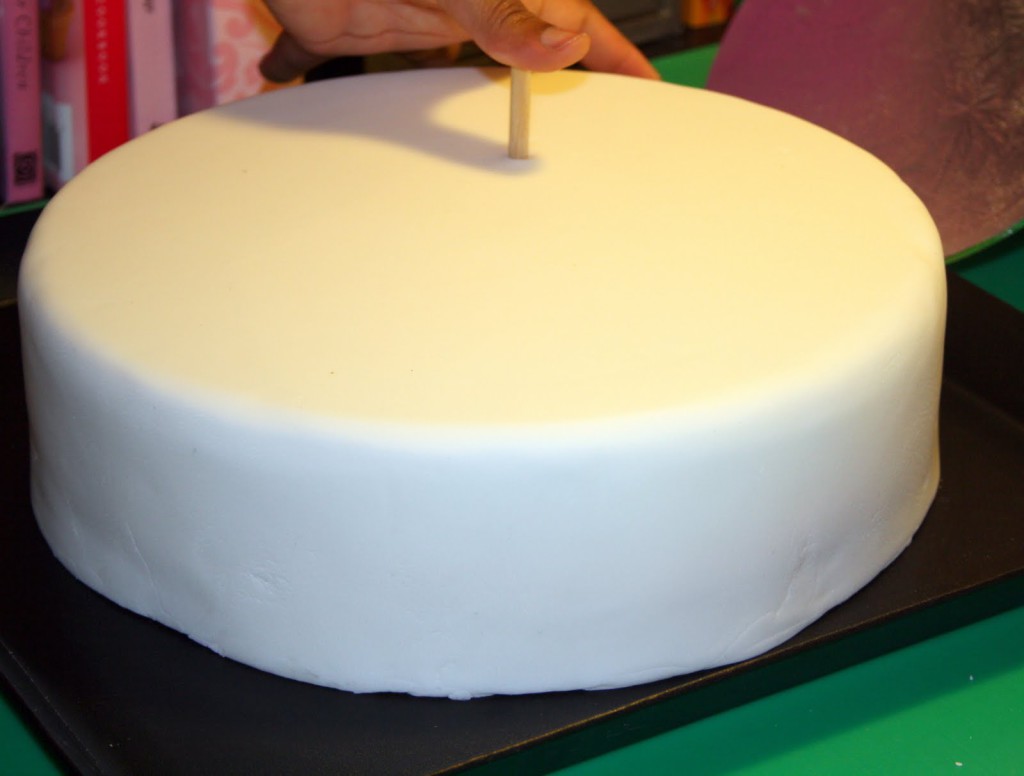 comment faire tenir decoration sur gateau
