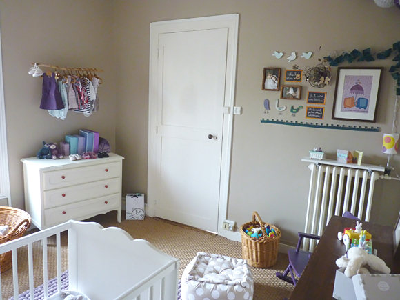 idee deco chambre bebe taupe et blanc