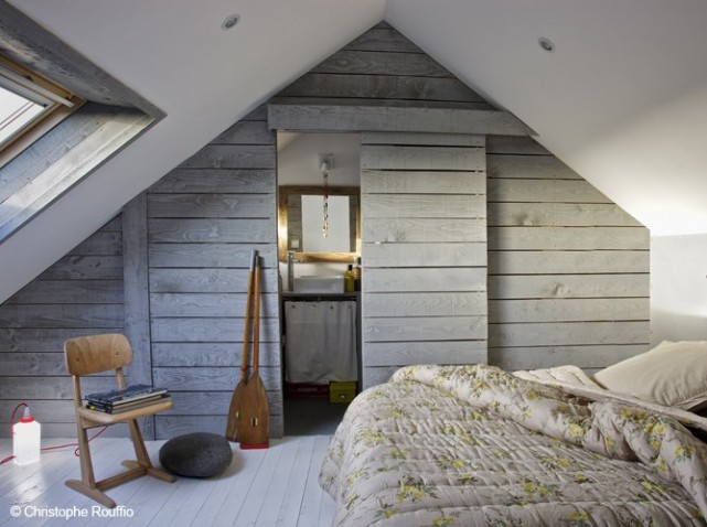 decoration chambre comble avec mur incline