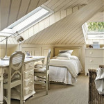 decoration chambre comble avec mur incline