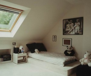 decoration chambre comble avec mur incline